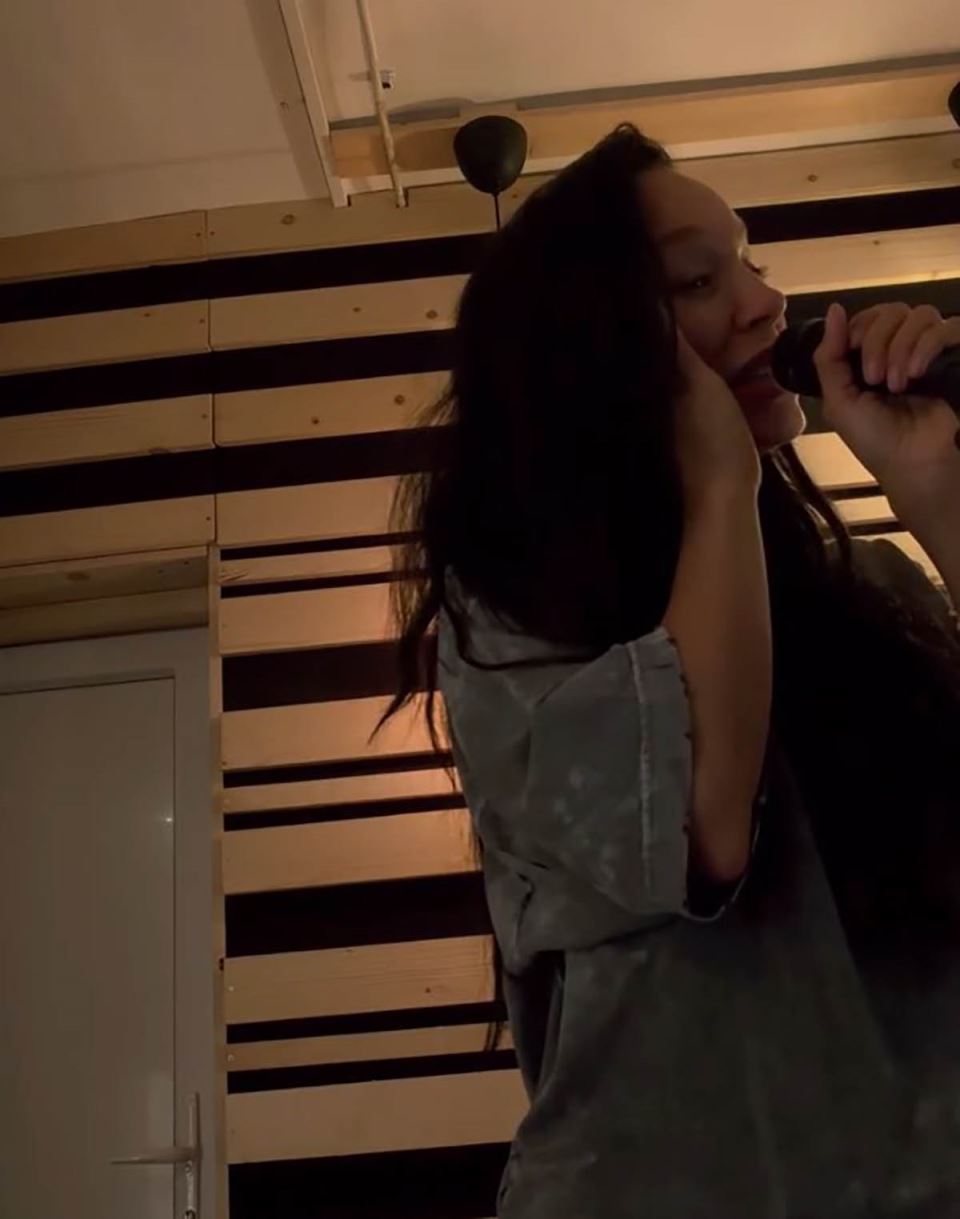 Edita Aradinović trudna peva i plače (1).jpg