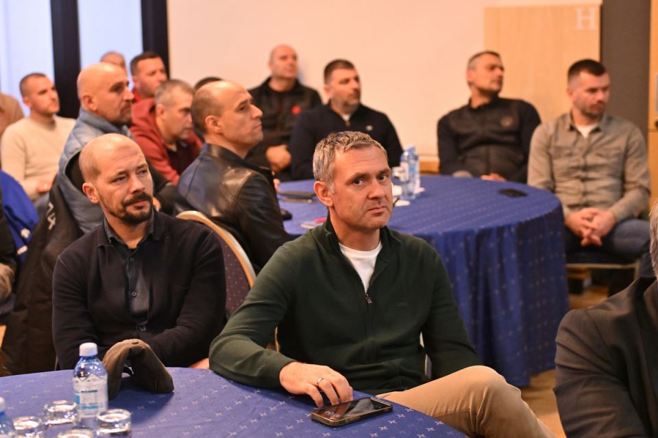 Aleksandar Rogić na predavanju za trenersku licencu FSS