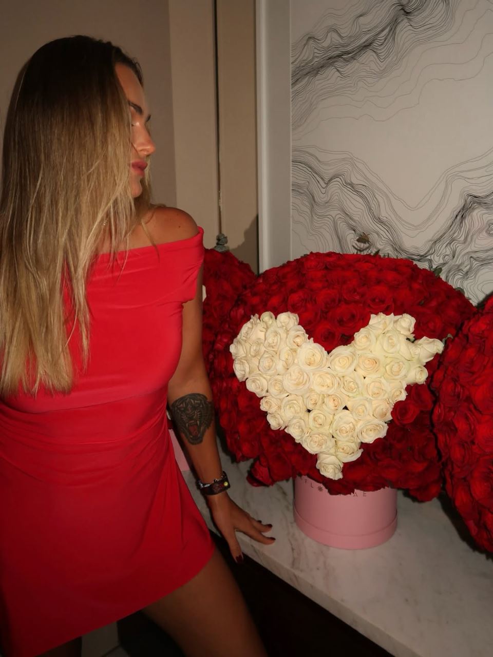 Arina Sabalenka pozira pored buketa poklona za Dan zaljubljenih