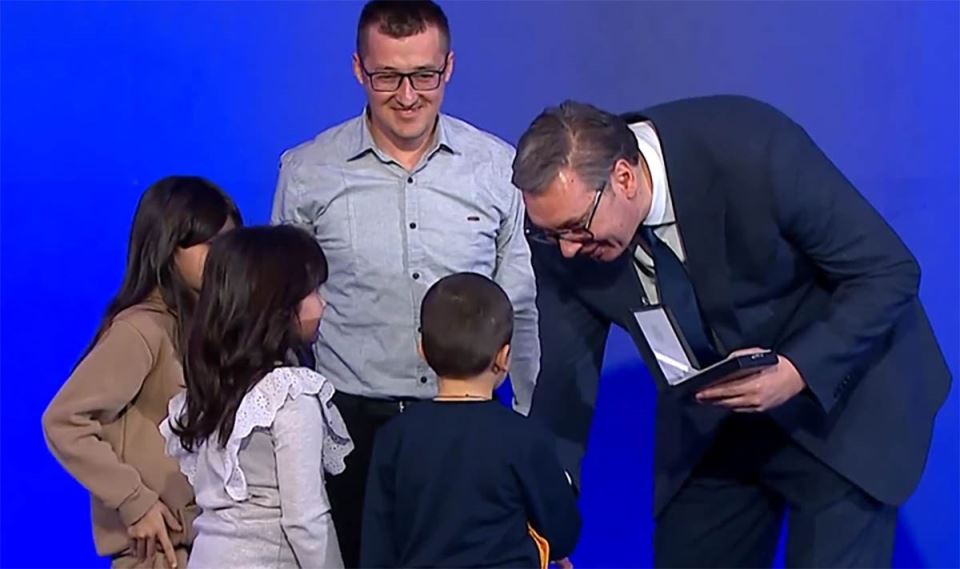 Učitelj Marko Čikarić  primio orden sa svojim đacima (2).jpg