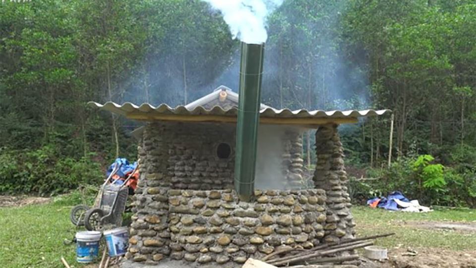 Ova žena sama je izgradila kamenu kuću usred šume