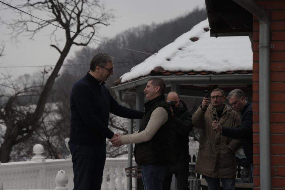 Vučić obilazi domaćinstvo Perice Simeonovića u selu Jasikovo (1).jpg