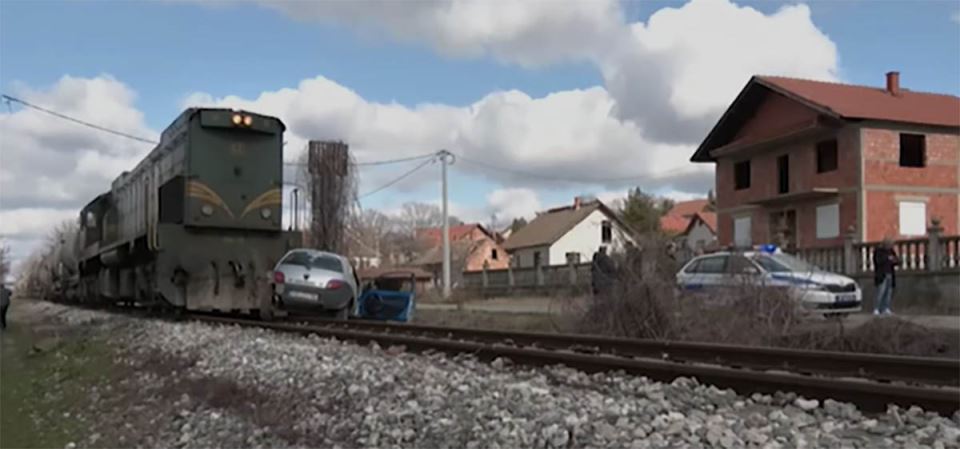 Voz udario u automobil na pružnom prelazu u Požarevcu (2).jpg