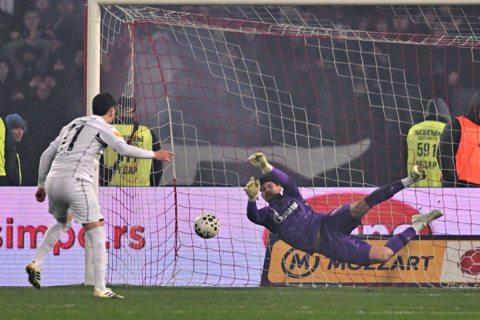 Golman Crvene zvezde Mateuš.