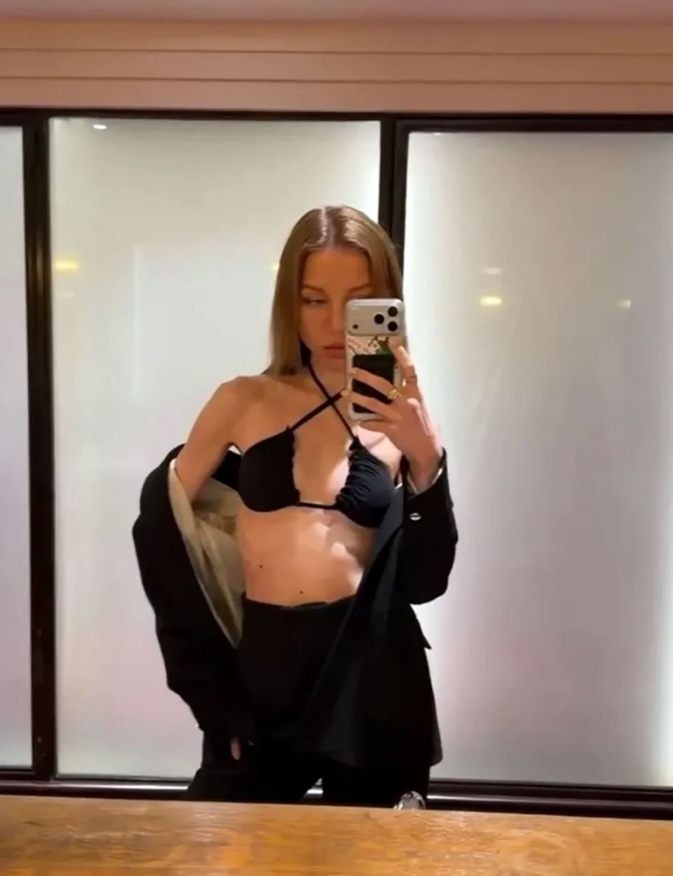 Ema Cepter u bikiniju u restoranu (2).jpg