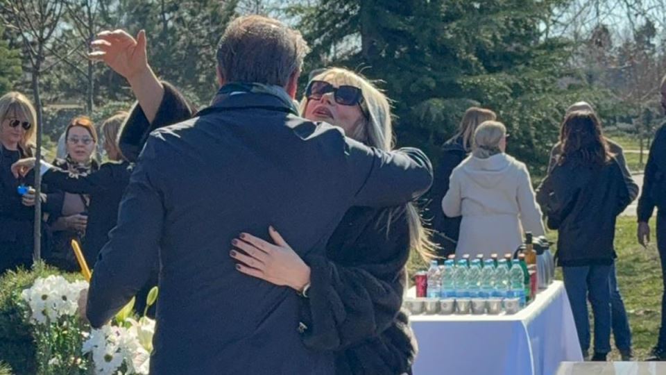 Ostoja Mijailovic poljubio i zagrlio grob Sase Popovica Suzana ga zagrlila (4).jpg