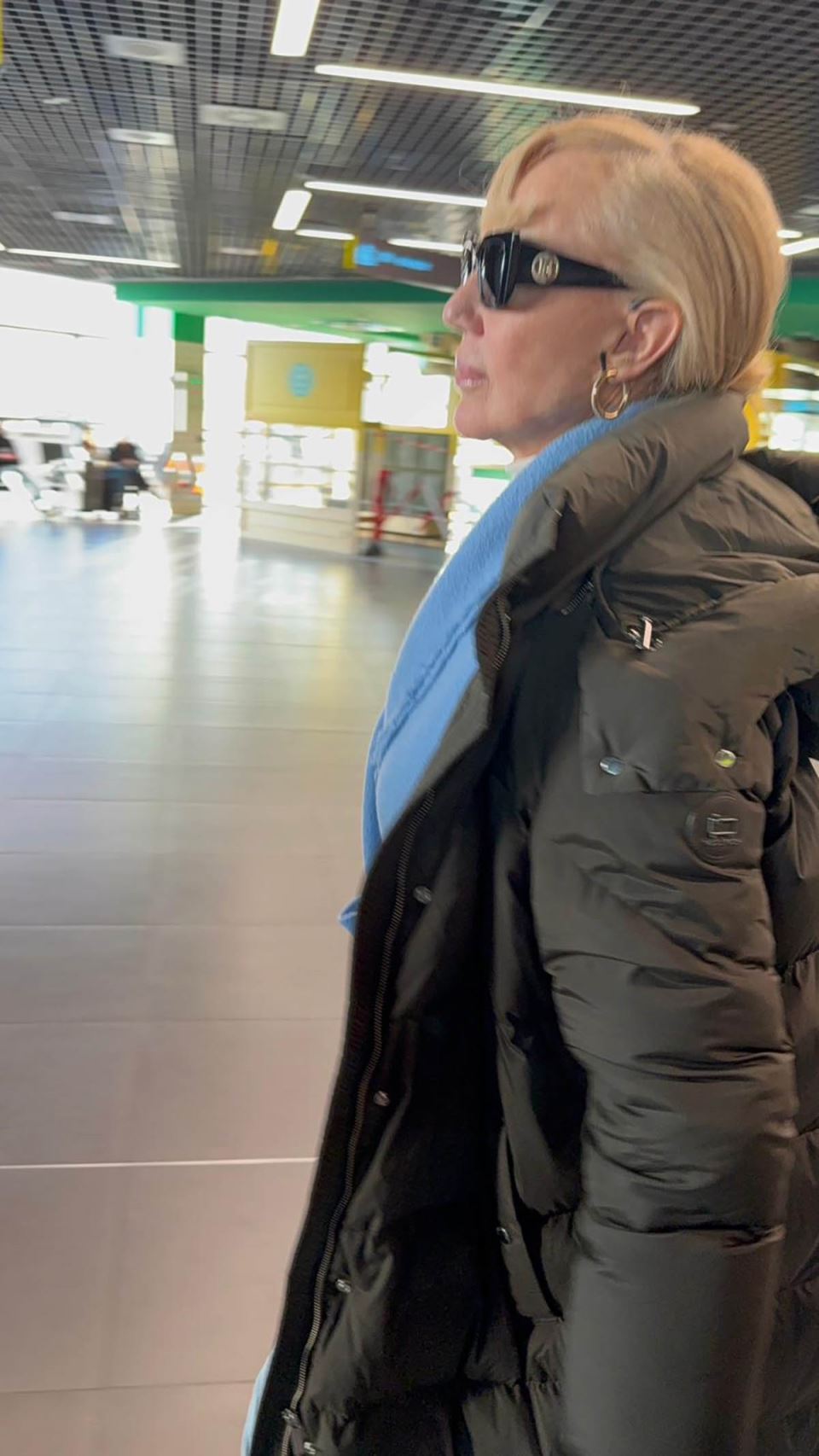 Lepa Brena, Boba Zivojinovic i Viktor stigli u Beograd (2).jpg