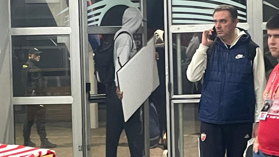 Ajzea Majk sa dresom Partizana izašao iz Arene (1).jpg