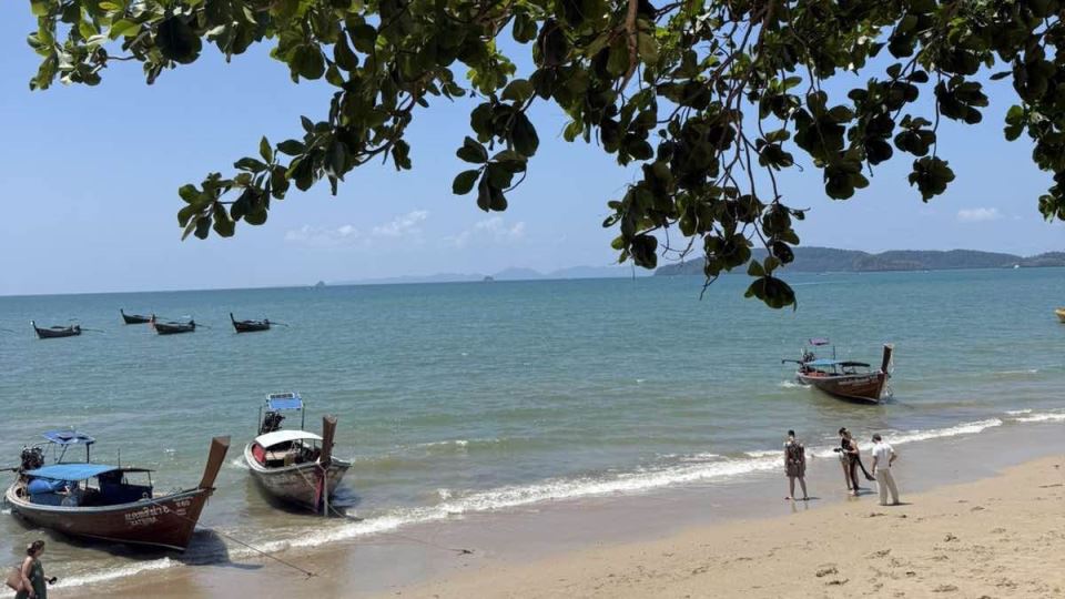 Srpski turisti zaglavljeni na Tajlandu zbog rata na Bliskom istoku (2).jpg