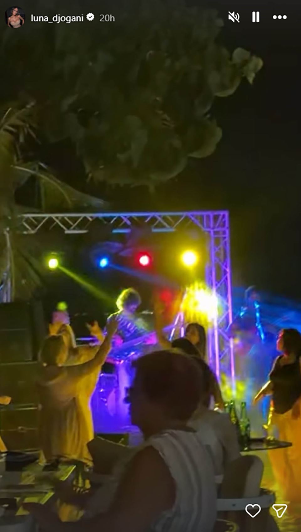 Luna Đogani žurka na Maldivima (1).jpg