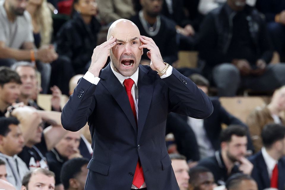 Vasilis Spanulis pokazuje rukama na glavi.