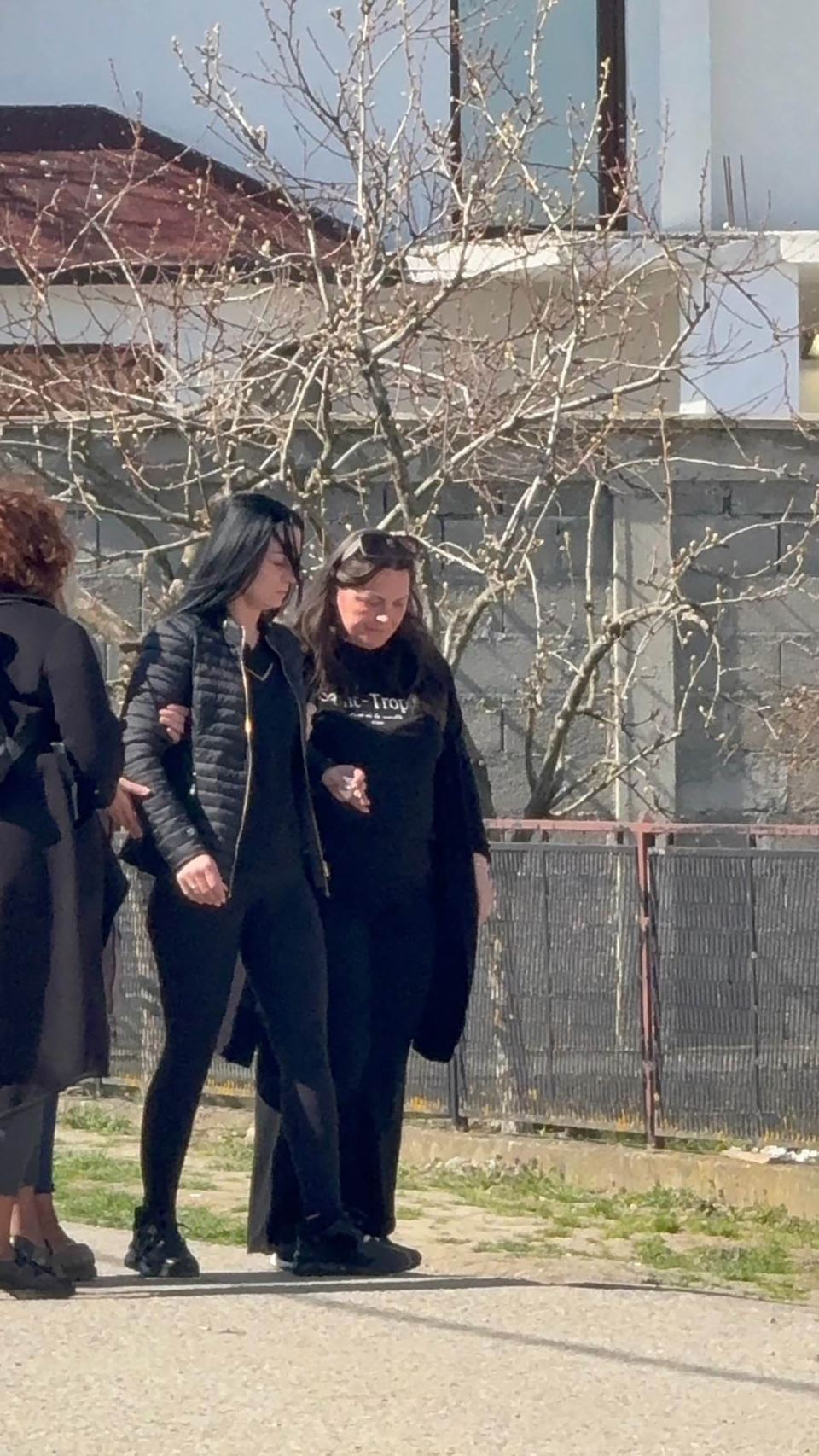 Draganova udovica prima saučešća Uplakana Ivana jedva stoji na nogama (2).jpg