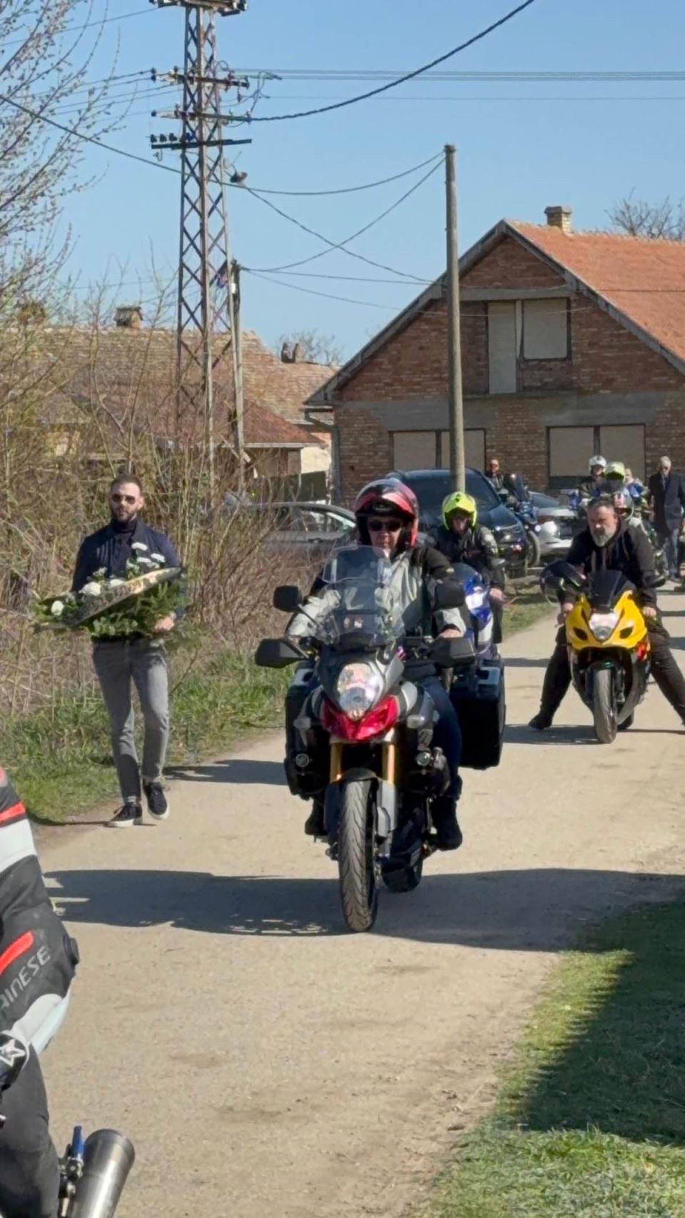 Desetine bajkera stiglo da isprati rodjenog brata Darka Lazica na vecni pocinak (1).jpg