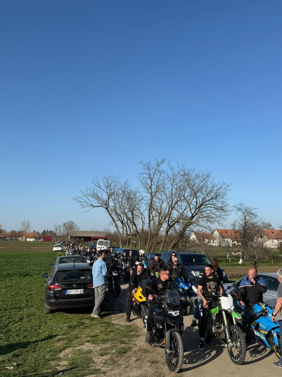 Velika kolona bajkera stigla na mesto gde ce pocivati brat Darka Lazica (2).jpg