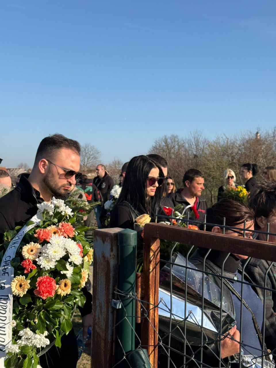 kolona venci prilazak groblju (3).jpg