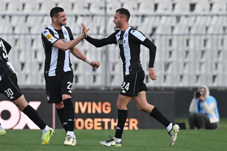Vukašin Đurđević slavi gol za Partizan sa Stefanom Mitrovićem