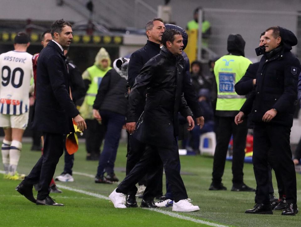 Besni trener Intera Kristijan Kivu odlazi sa utakmice protiv Atalante