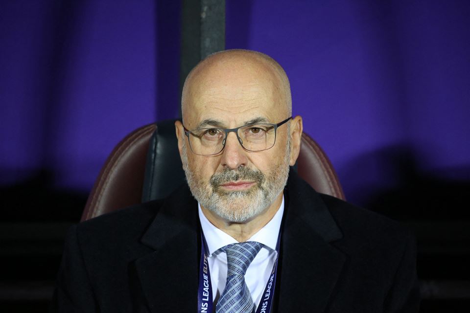 Miodrag Božović u odelu na klupi Budućnosti.