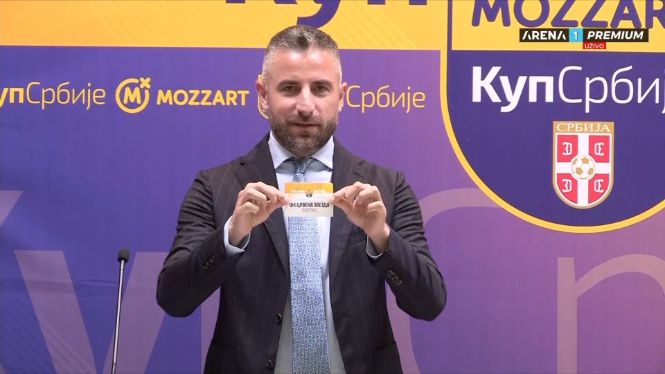 Zoran Tošić sa papirom Crvena zvezda.