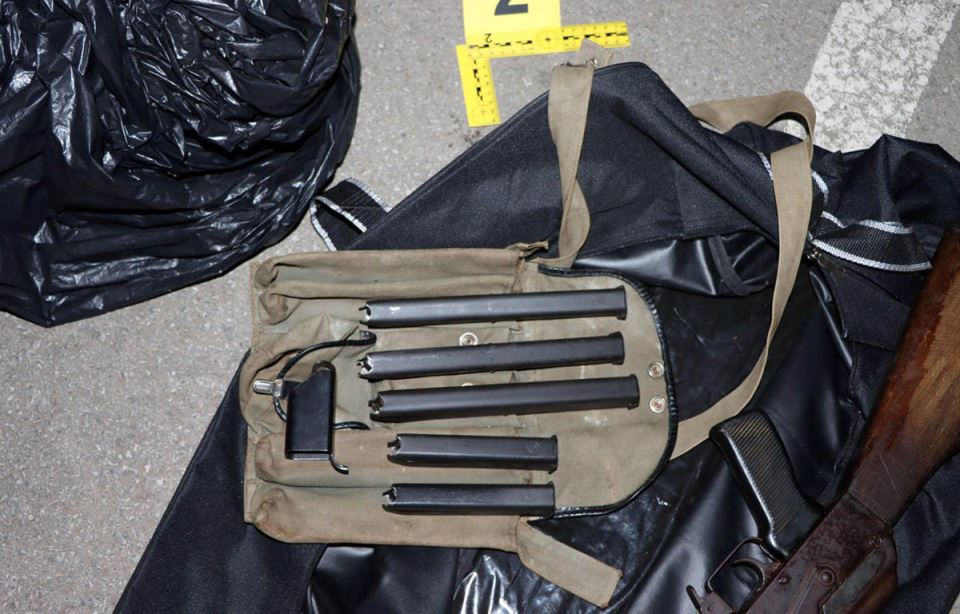 Oružje pronađeno u automobilu (2).jpg