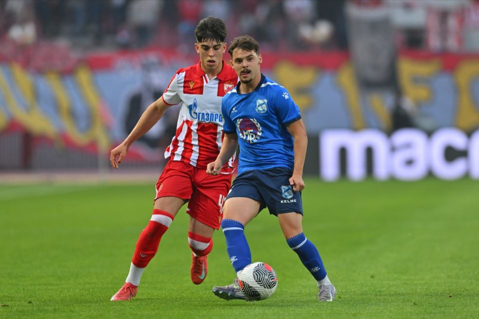 Jovan Ćirić iz Mladosti u duelu sa Strahinjom Stojkovićem iz Crvene zvezde