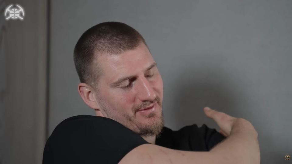 Nikola Jokić pokazuje ožiljke (1).jpg