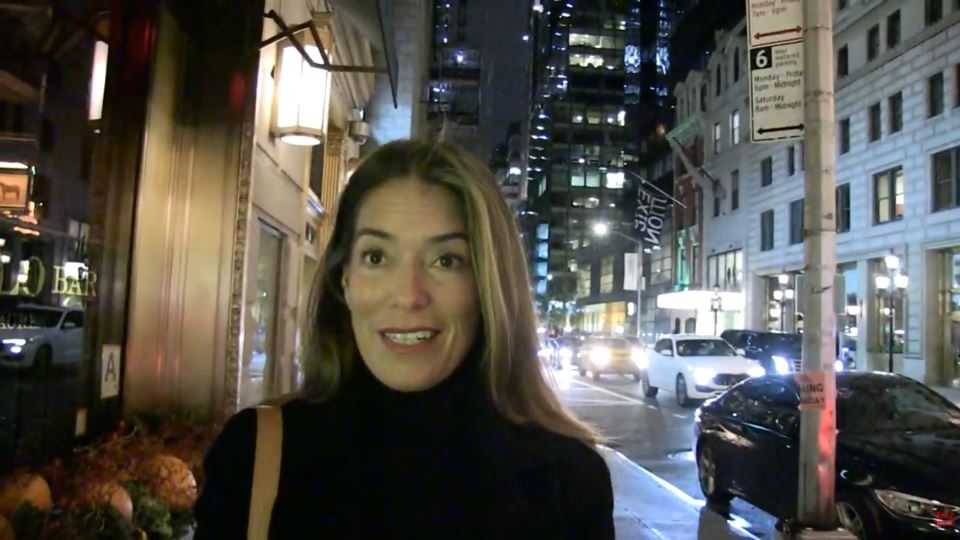 Advokatica za razvode Lora Vaser daje intervju na ulici