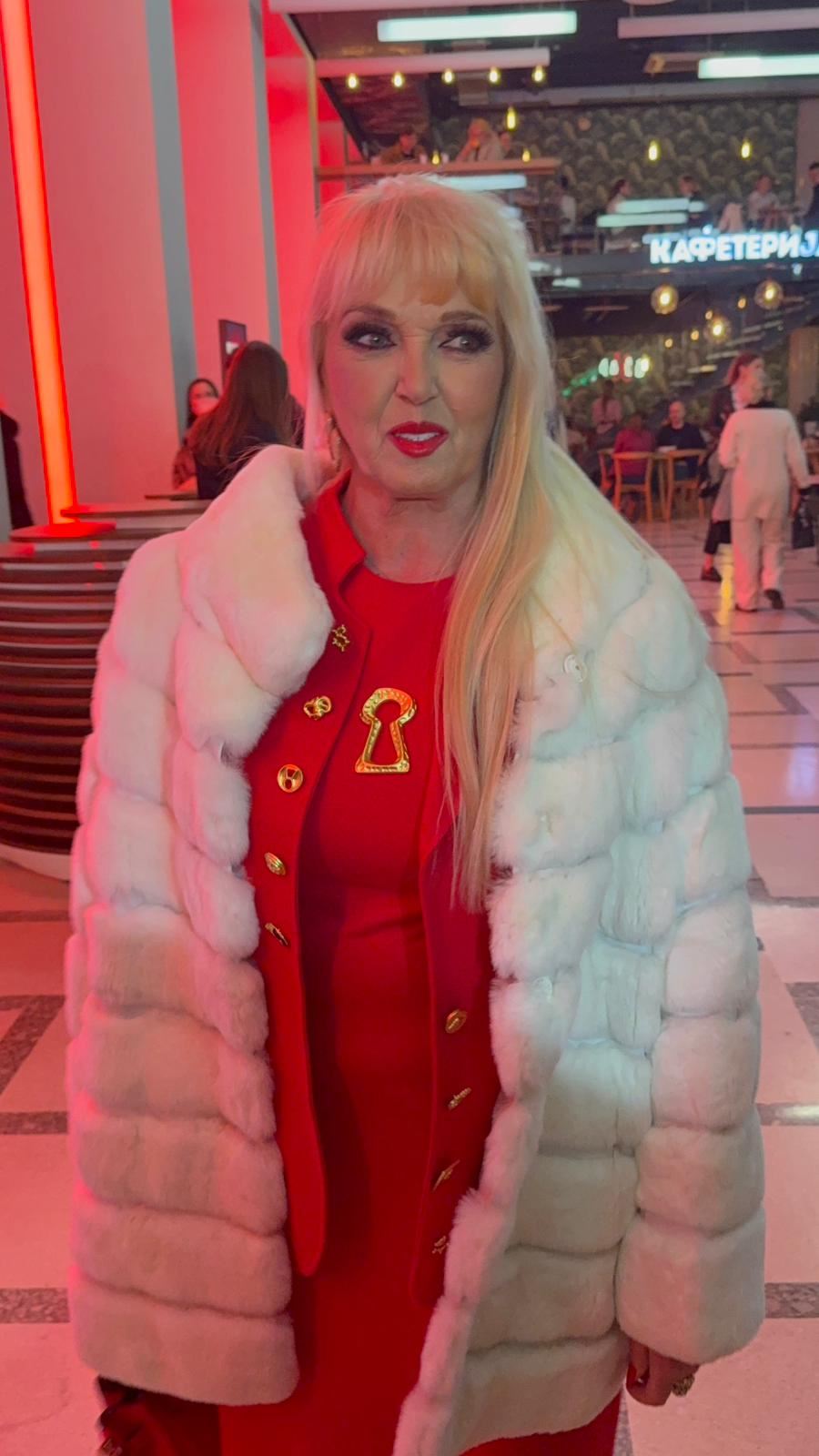 Branka Sovrlic medju prvima stigla na koncert Snezane Djurisic (1).jpeg