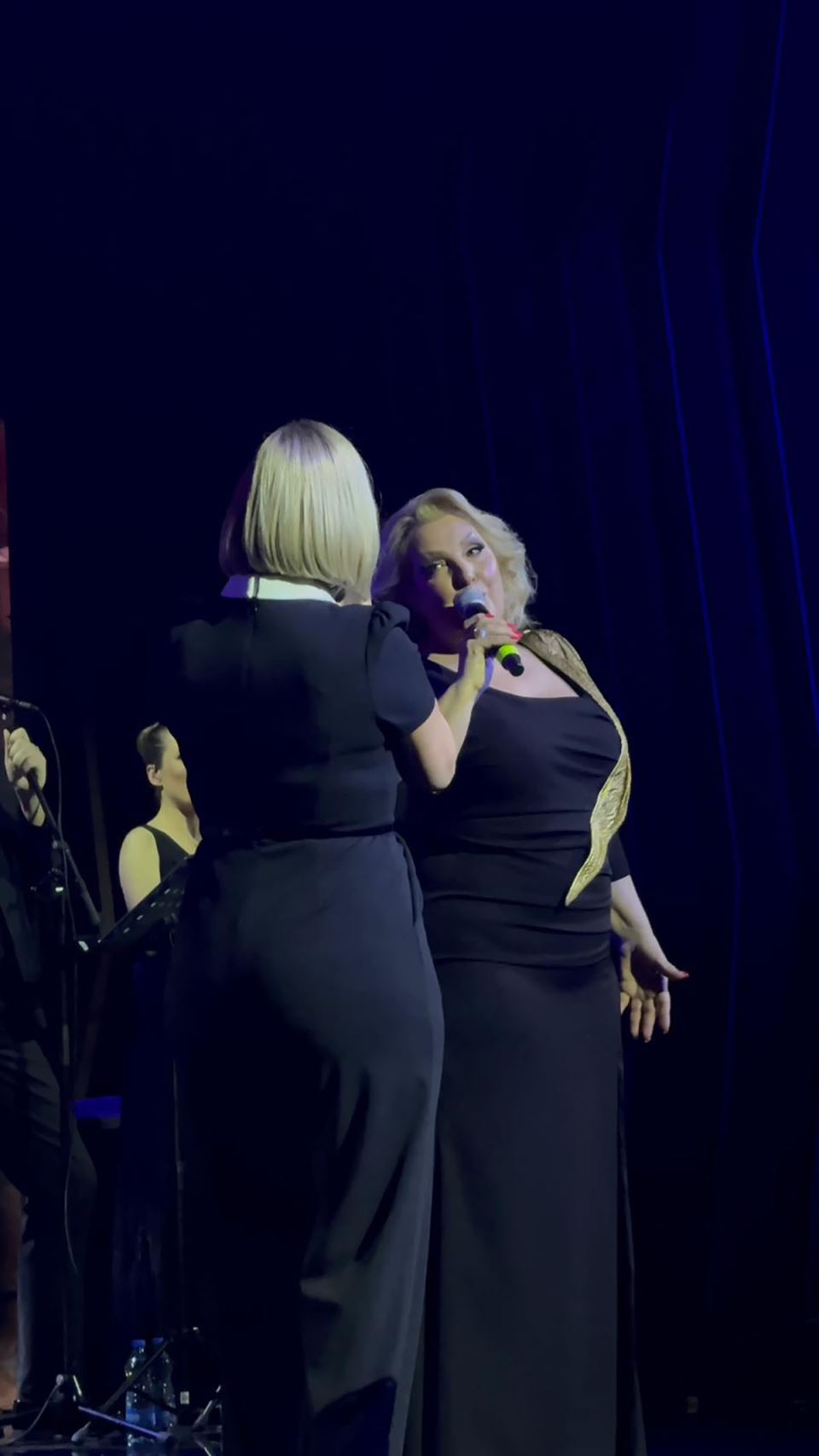 Cerka Snezane Djurisic joj se pridruzila na bini, pevacica nikad emotivnija (1).jpg