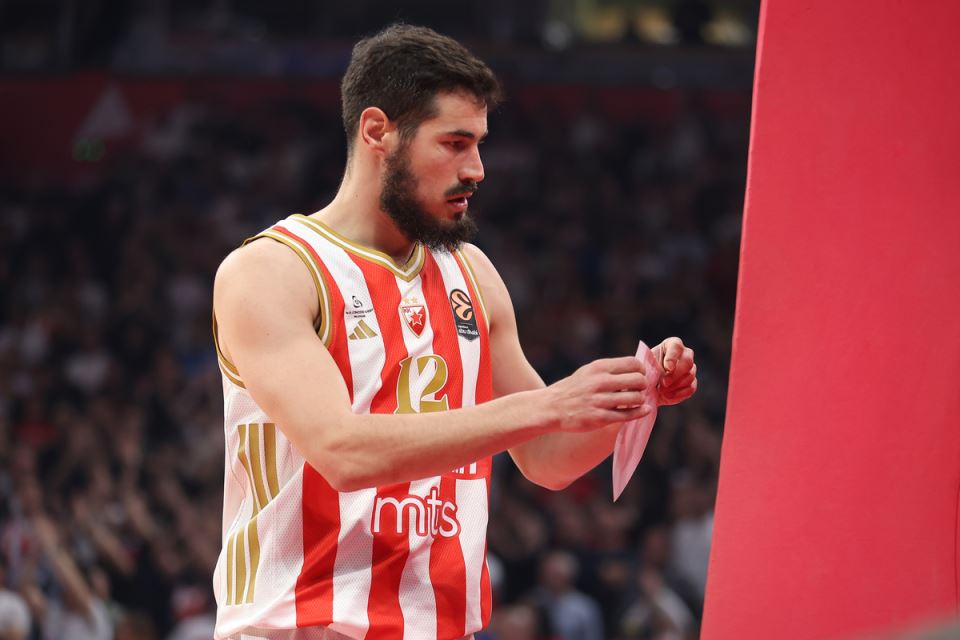 Nikola Kalinić na zagrevanju pre utakmice Zvezde u Evroligi