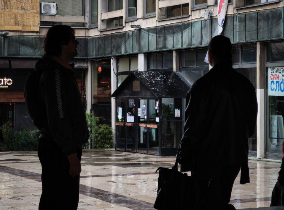 Plato ispred Filozofskog fakulteta (1).jpg