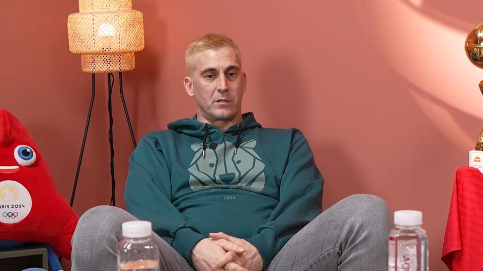 Bojan Janić sa plavom kosom.