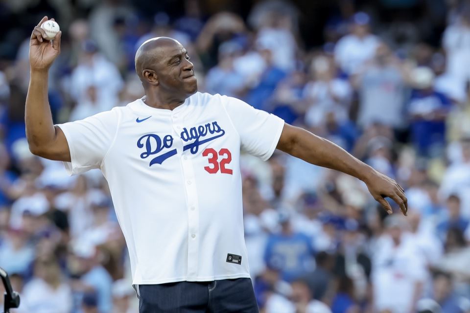 Medžik Džonson baca lopticu u opremi Dodžersa