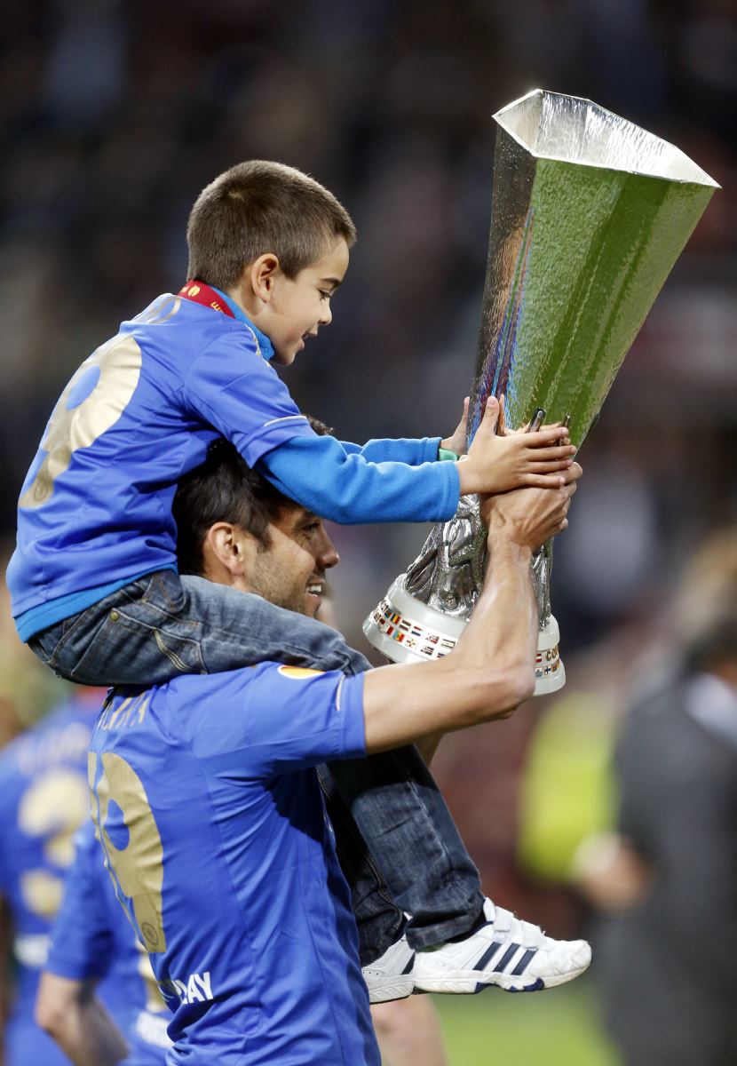 Paulo Fereira slavi osvajanje Lige Evrope i drži trofej sa svojim sinom Diogom