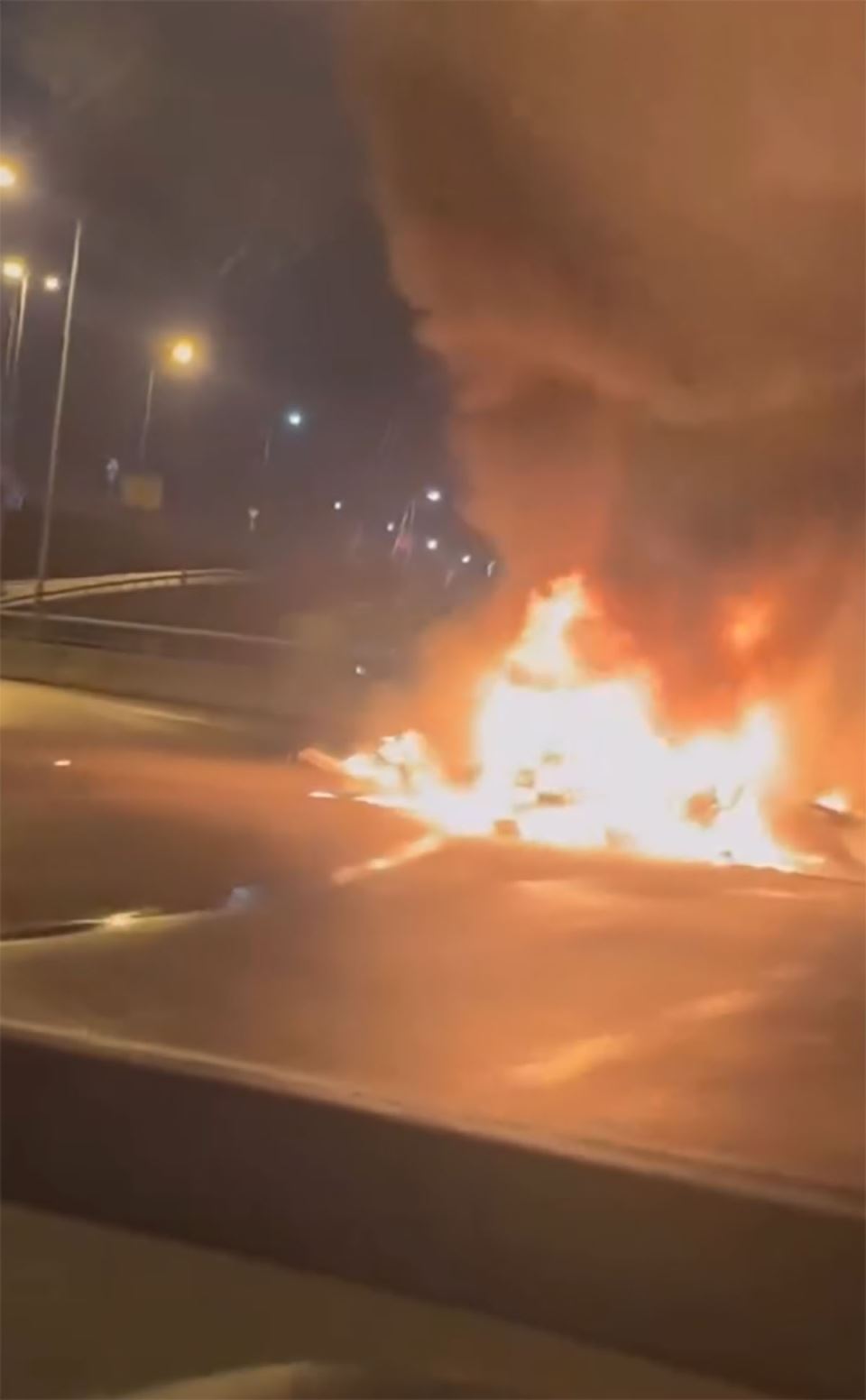 Izgoreo automobil na Mostu na Adi (1).jpg