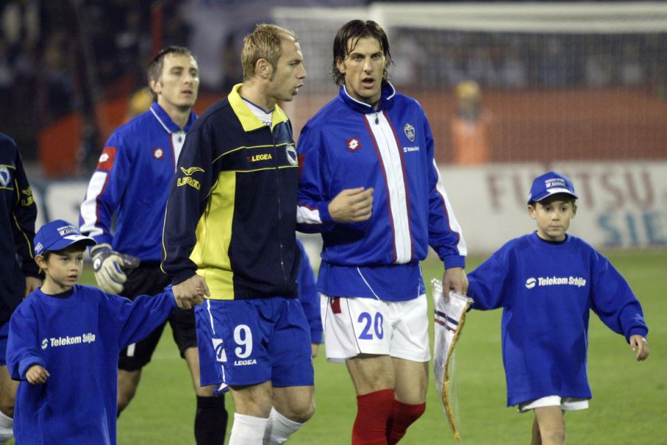 Mladen Krstajić i Sergej Barbarez izvode ekipe SCG i BiH na teren