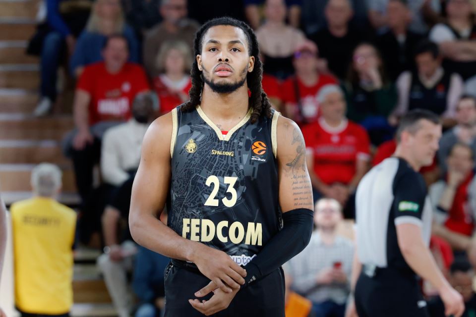 Žohan Begarin namešta opremu na utakmici Monaka