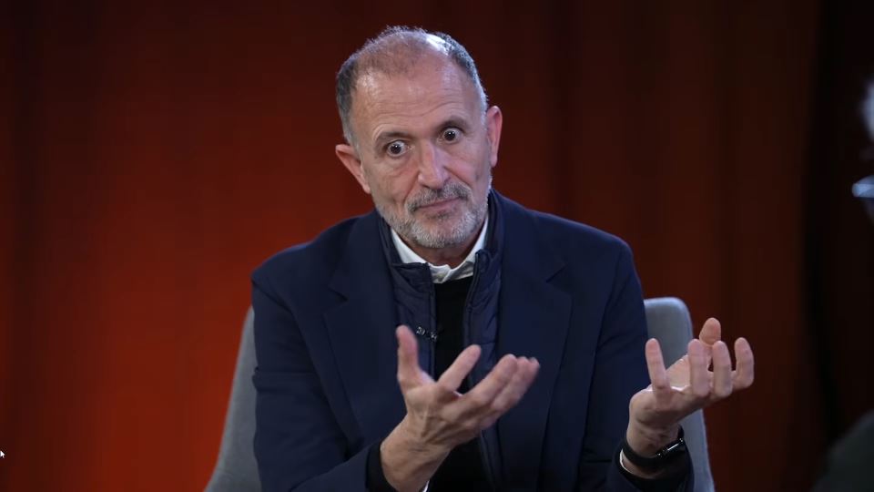 Ćus Bueno daje intervju u odelu.