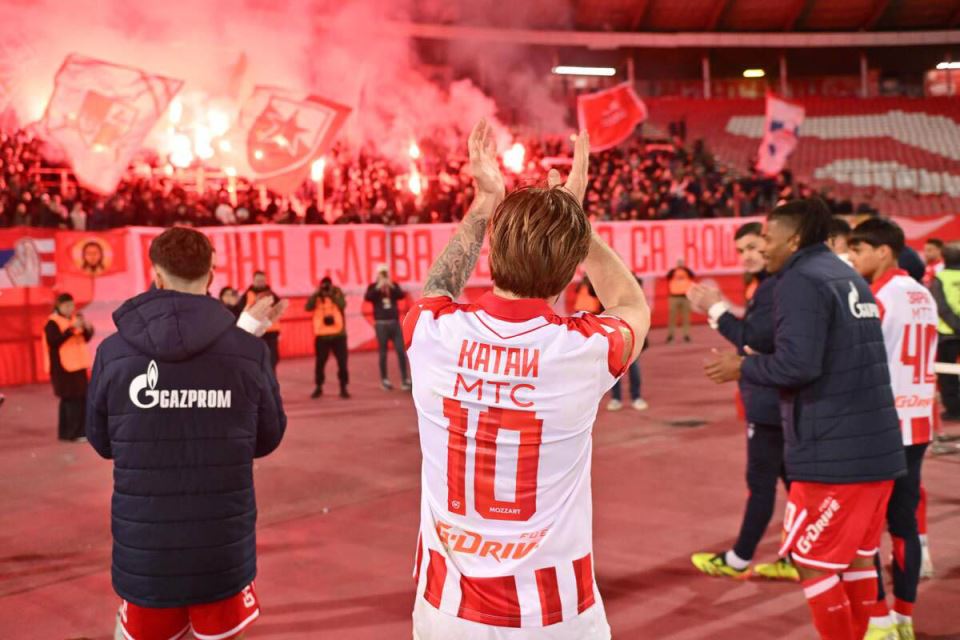 Aleksandar Katai sa navijačima Zvezde slavi posle utakmice