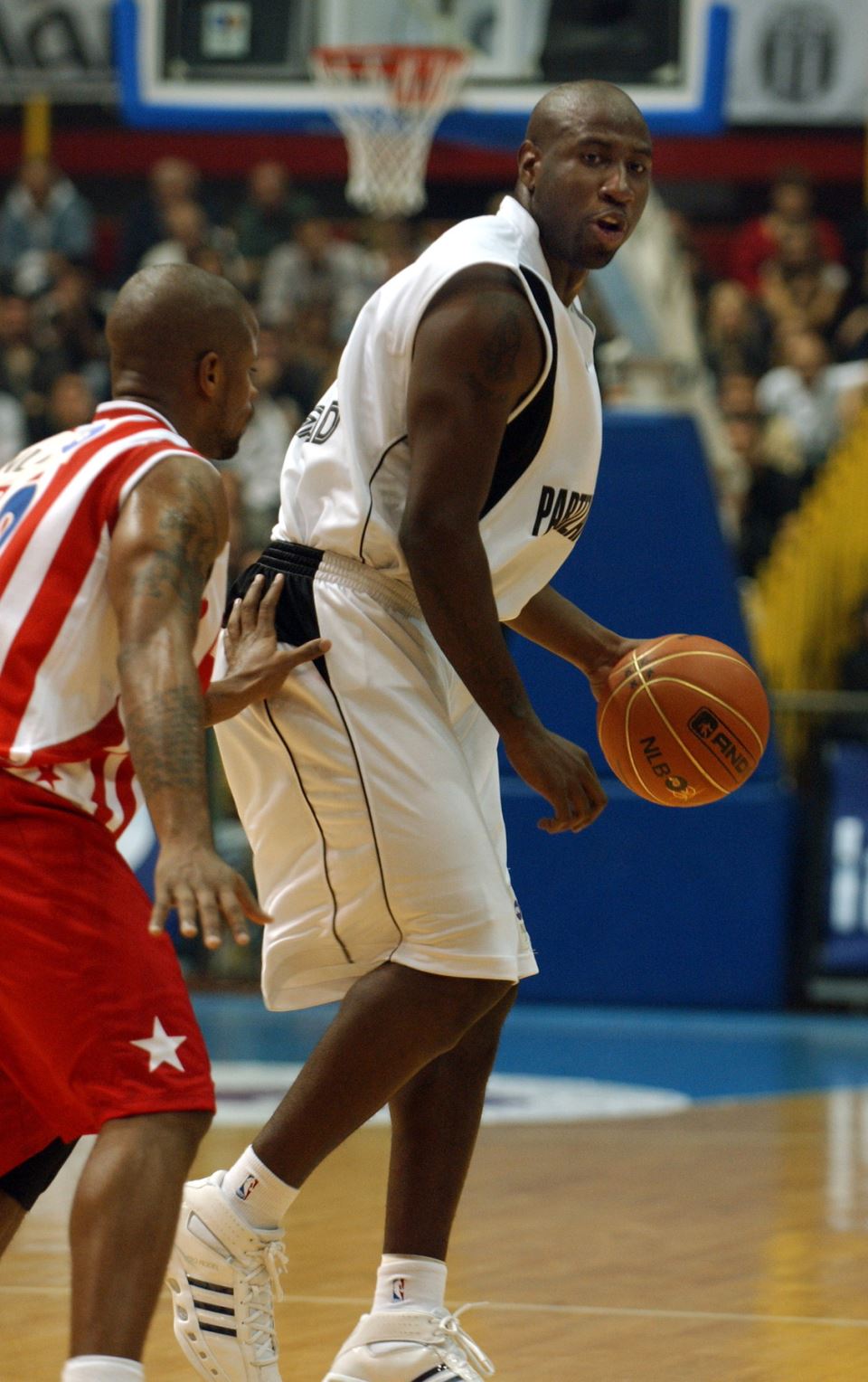 Milton Milt Palasio u dresu Partizana na derbiju protiv Zvezde