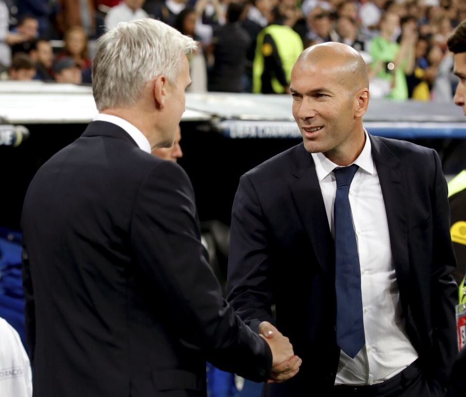 Zinedin Zidan i Jacek Magiera se pozdravljaju pred meč Real Madrid Legija u Ligi šampiona