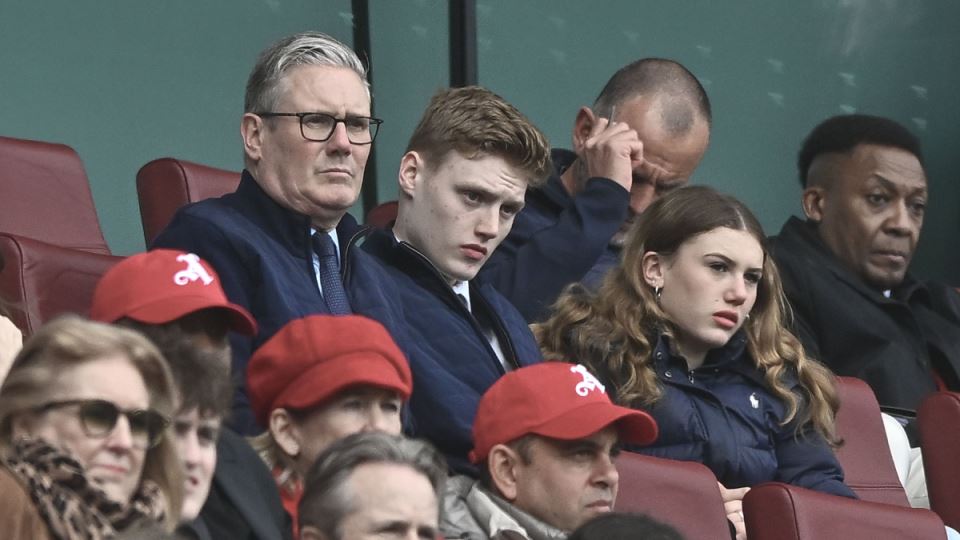 Kir Starmer premijer Velike Britanije gleda Arsenal