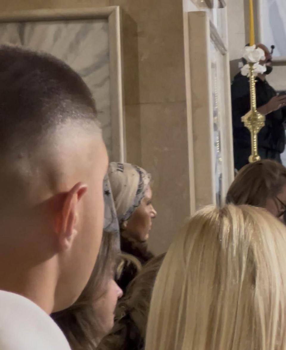 Estrada se pričestila na Vaskrs (1).jpg