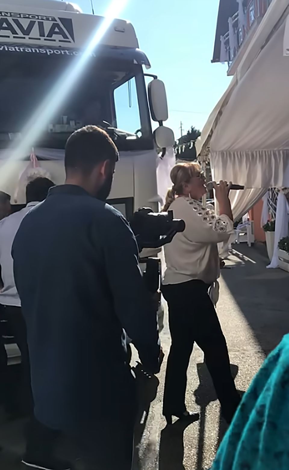 Ćana kamionom sitgla na nastup (2).png