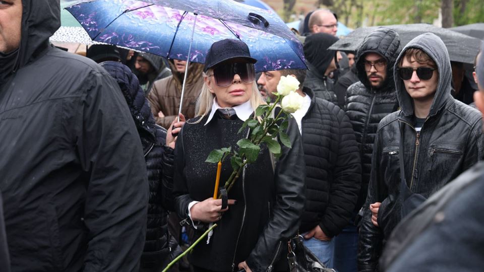Zorana Pavić na sahrani Duška Vujoševića (2).jpg