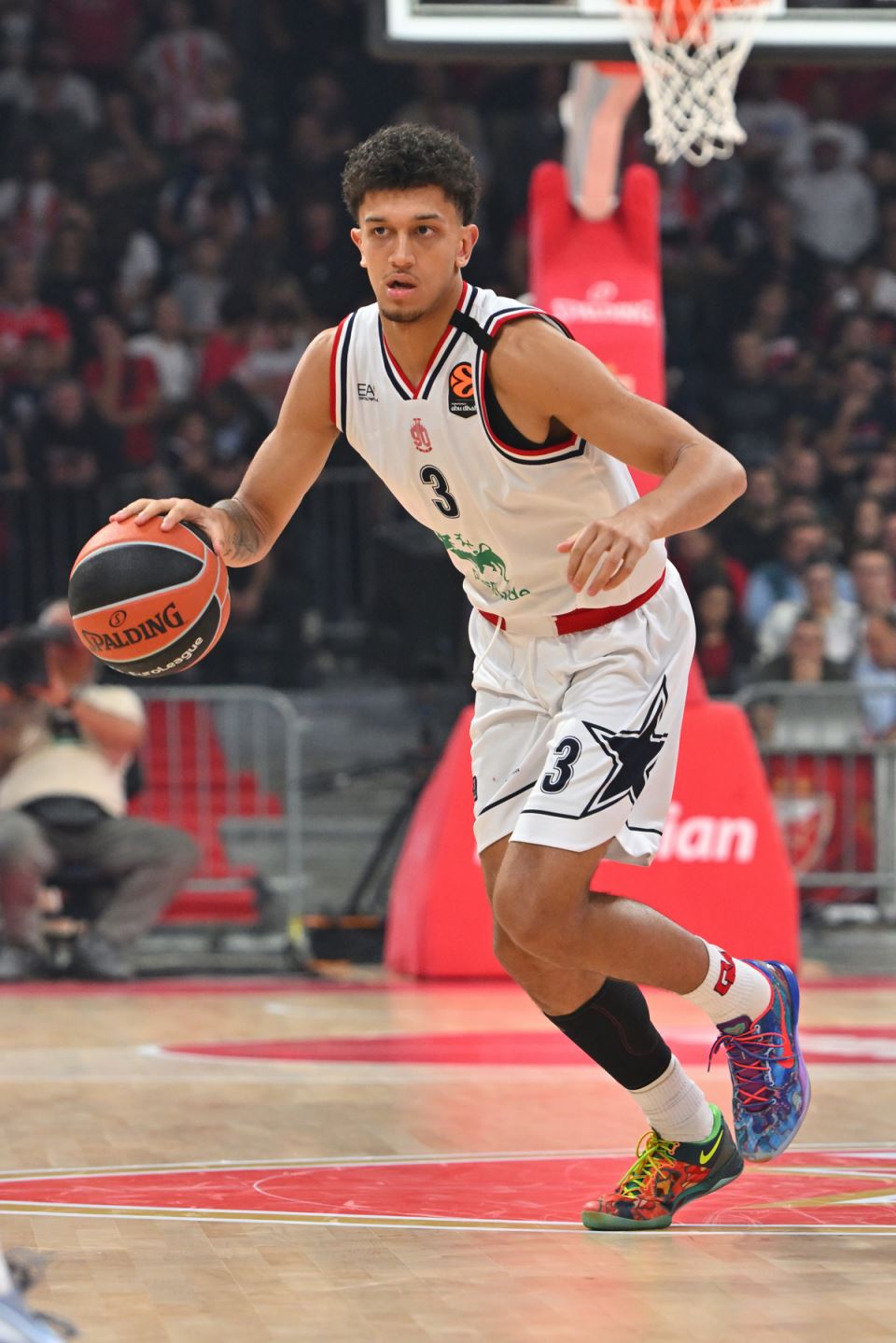 Kvin Elis u dresu Armanija na utakmici protiv Zvezde