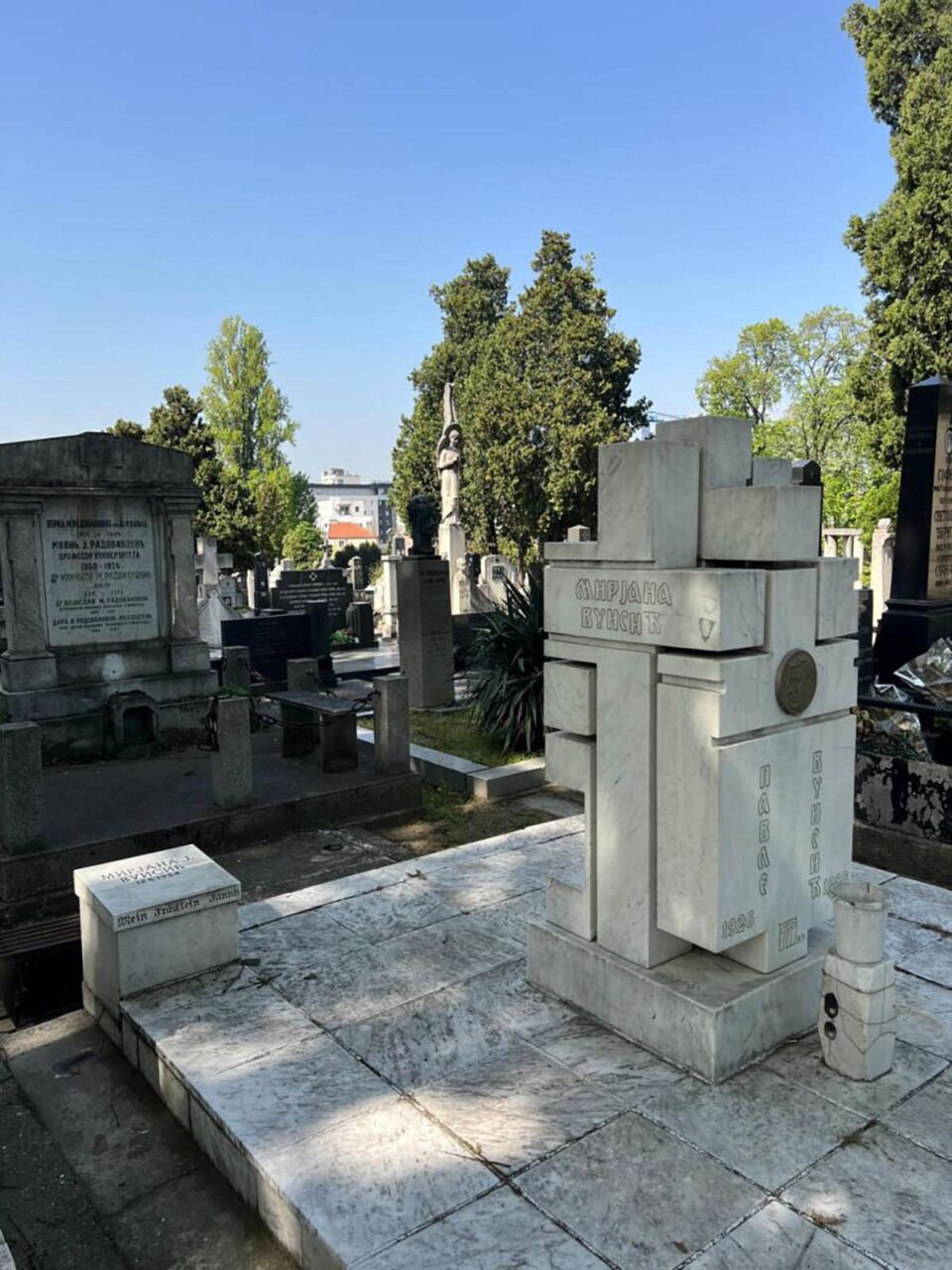 porodična grobnica Pavla Vuisića (2).jpg