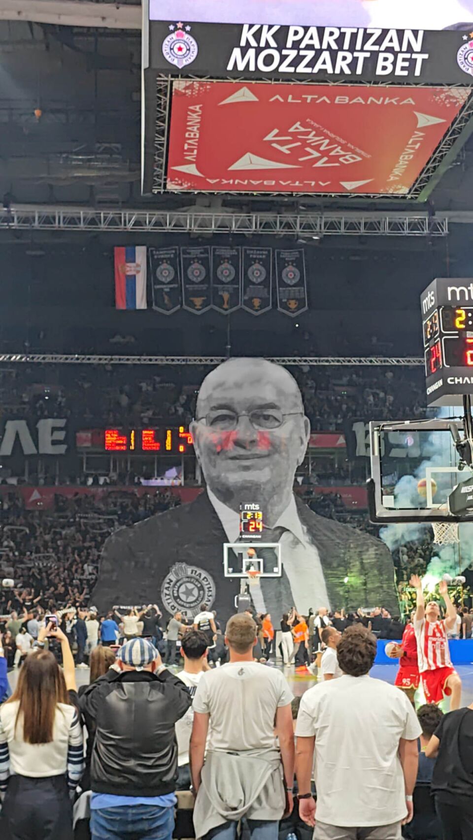 Koreografija navijača Partizana posvećen Dušku Vujoševiću