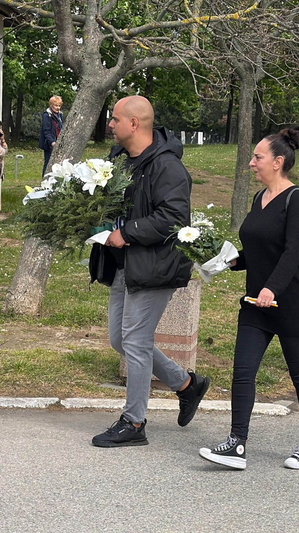 Pevac Misel Gvozdenovic stigao na sahranu Sase Katancica (1).jpg