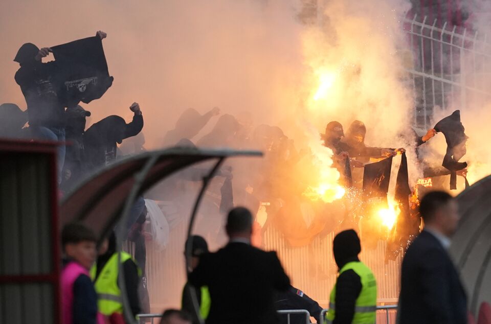 Navijači pale obeležja na Vojvodina - Partizan.